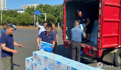 战酷暑，不服“暑”！ 200件矿泉水为一线交警送“清凉”