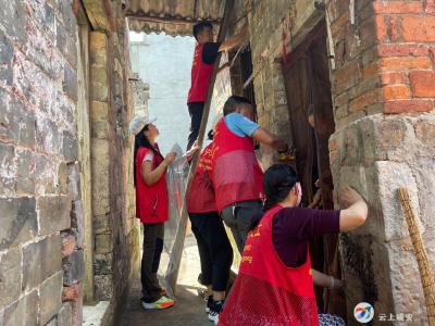 区住建局联合咸宁义工协会开展公益活动