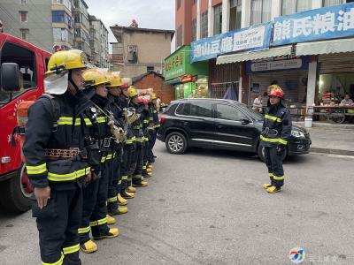 以训备战！咸安消防组织开展老旧城区自建房灭火救援熟悉演练