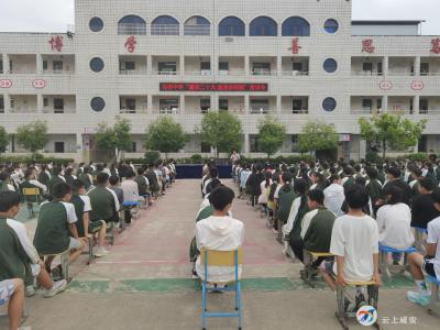 马桥镇：送法进校园 系好学子“法治纽扣”