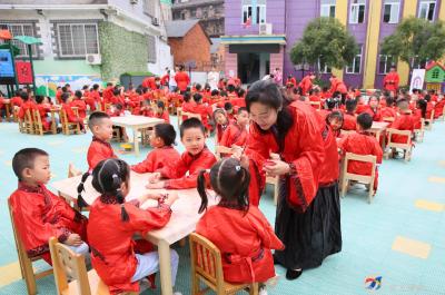【书香迎盛会 荆楚谱新篇】咸安区实验幼儿园开展“孔子诞辰日诵读经典”活动