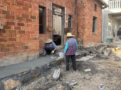 共同缔造心连心  修缮房屋暖意融