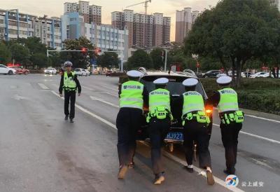 汽车抛锚路中央 咸安交警合力推车脱困境