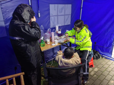 交警执勤遇走失儿童 暖心守护寻回家人