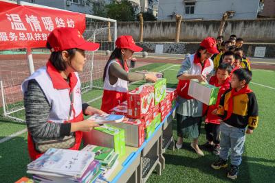志愿服务队：爱心零距离 温情暖特校