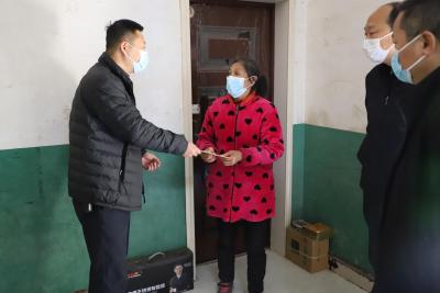 “敲门行动”送关怀——区市场监督管理局开展春节前走访慰问活动            