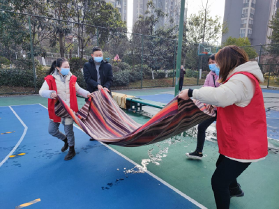 万年路社区：免费清洗地毯，红色服务更有温度