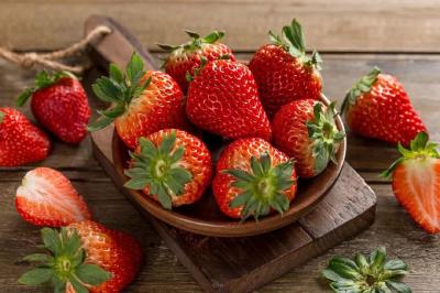 红润的草莓吃起来一点都不甜？原因竟是……