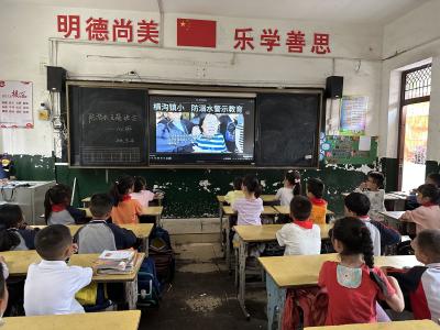 横沟桥镇小学组织观看防溺水警示片