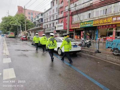 咸安交警雨中坚守保畅通