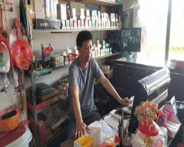 女孩红桥上不慎落水 咸安热心店主奋不顾身救人