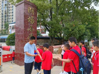 官埠桥镇：“预防溺水，由手入心”—湖场小学发放防溺水手环