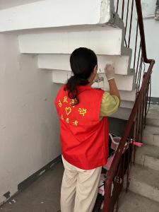 区政府办深入社区开展“万人洁城” 实践活动