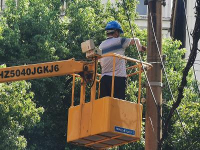 同心路社区：维修路灯暖人心