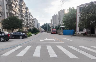 施划交通标识线 绘制文明“风景线”