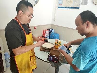 凤凰社区：“提示贴+三件套”，为燃气安全“加码除患”