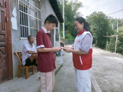 助学金送上门 为困难学子筑梦未来