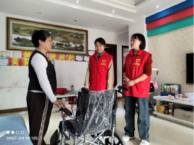 浮山街道香城社区：爱心敲敲门，轮椅送上门