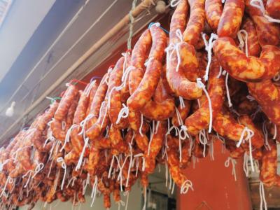 肉价“跌跌不休” 咸安人：香肠腊肉该安排上了！