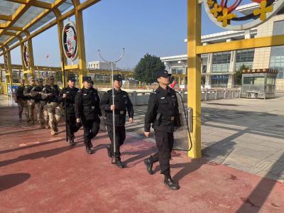 双倍守护！咸安特巡警大队联合武警开展联勤联动巡逻防控
