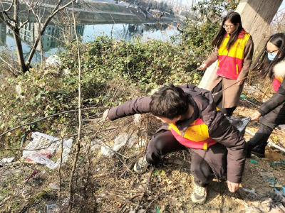 青龙社区：共清河岸垃圾，守护美丽淦河