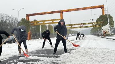 贺胜桥镇：破冰除雪在行动，遇“雪”奋战保民安