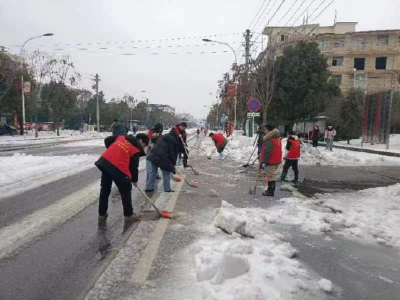 马桥镇：青年力量在行动 铲冰除雪保畅通