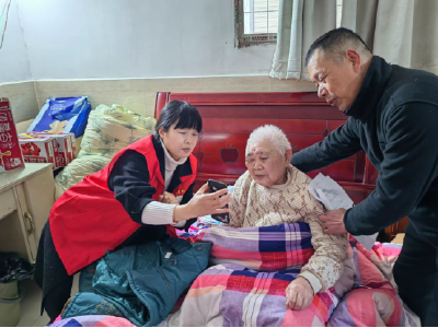 泉塘社区：上门年审认证 服务居民零距离
