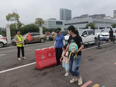 区城管执法局：站好“护学岗”当好护学人