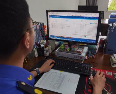 咸安城管:暴雨中捡拾车牌逐一联系车主领取获感谢