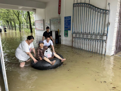 抗洪一线救人  百姓感念真情