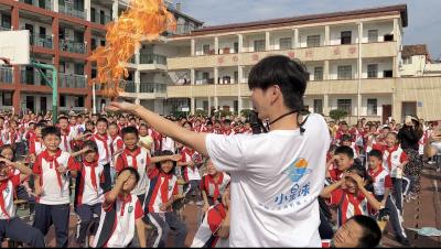 市第十四小学：科学实验秀精彩上演，听取“哇”声一片