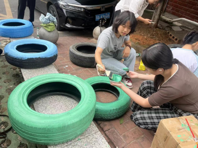 咸安区浮山街道香城社区：旧轮胎“穿新衣”，为小区“添新景”