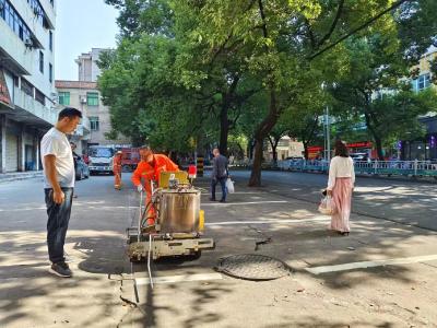 咸安城管：引导市民利用自家闲置空地施划停车位