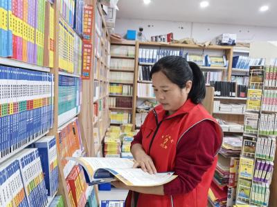 咸安南大街社区开展“扫黄打非”宣传活动