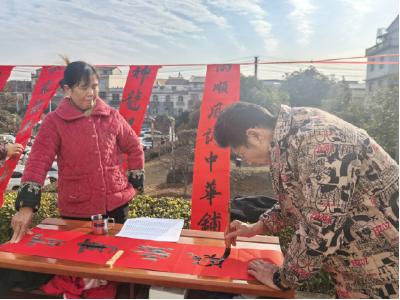 咸安：定制春联红红火火 翰墨飘香年味浓浓