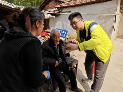 向阳湖镇：帮办代办“走下村” 社保服务“送上门”