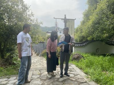 咸安区林业局为古树名木撑起 