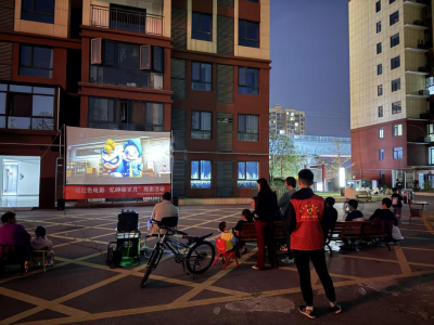 书台社区：红色电影进小区 丰富居民“夜生活”