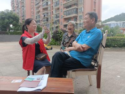 浮山街道金桂社区：上门认证送温情  贴心服务暖“夕阳”