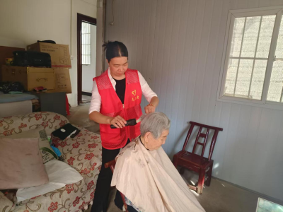 凤凰社区：爱心义剪进家门，暖心服务送到家