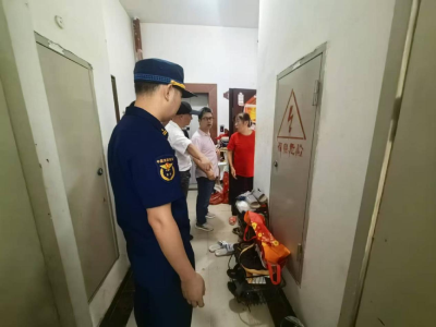 浮山街道金桂社区：清理楼道杂物，畅通消防通道