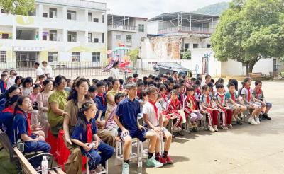 咸宁碧桂园学校：开展爱心捐赠 情暖金鸡山小学（周末不好打扰你们编辑部，今天发哈）