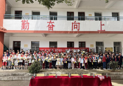 咸宁碧桂园学校开展爱心捐赠活动 情暖金鸡山小学