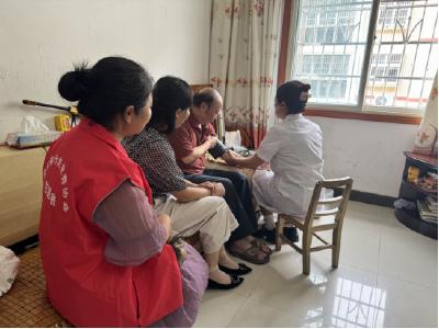 滨河社区：高温送清凉 关怀沁人心