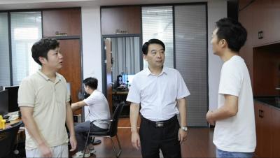 咸安区商务局调研电商企业孵化平台