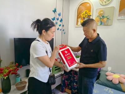 凤凰社区：暖心走访送关怀，点滴真情润民心