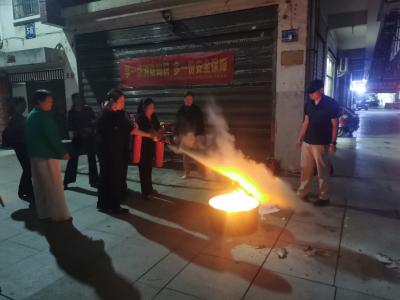 “消防宣讲+实操体验” 居民齐学“防火术”
