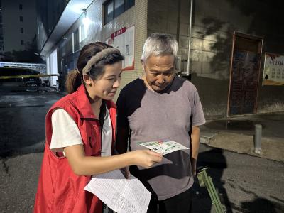 北正街社区开展夜间入户宣传 筑牢安全环保双防线