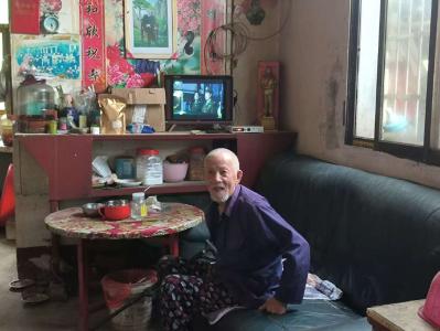 向阳湖镇“暖心入户”行动：秋意渐浓送温暖 真情关怀暖人心